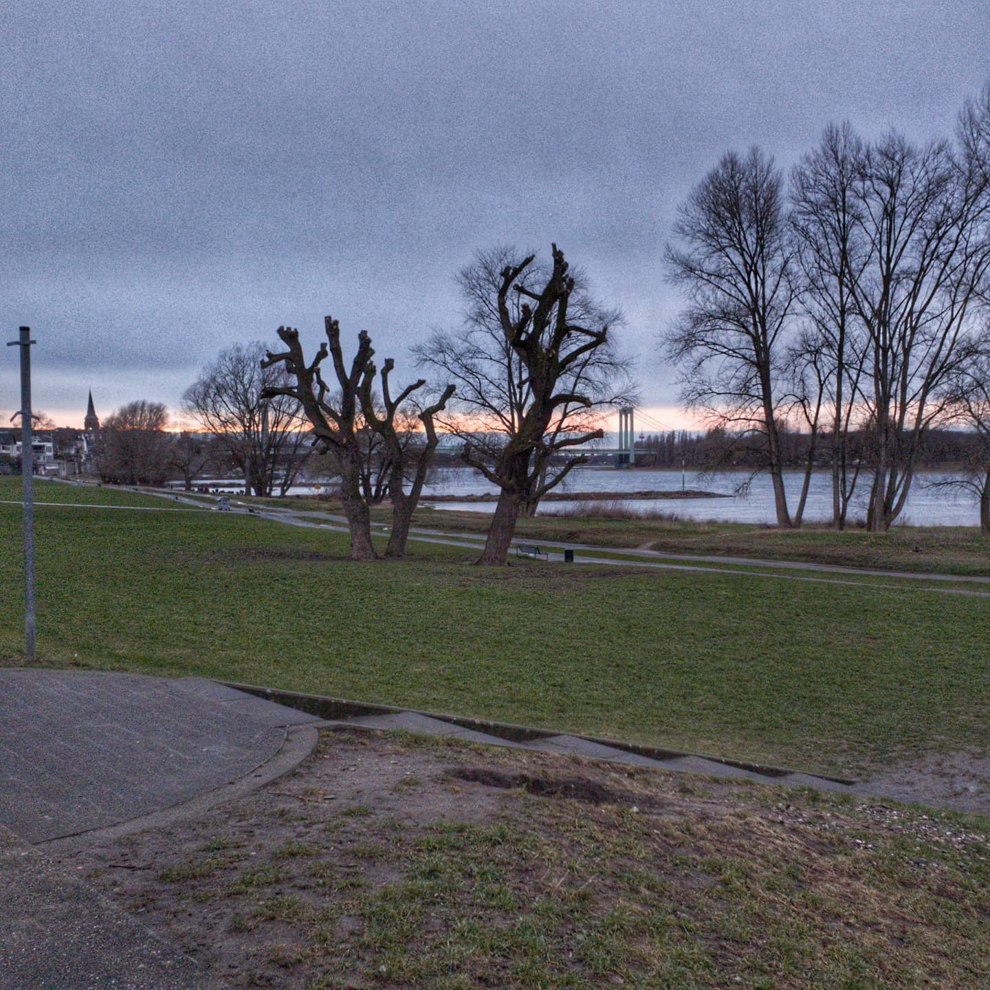 Blaue Stunde am Rheinufer 
@gaidaphotos